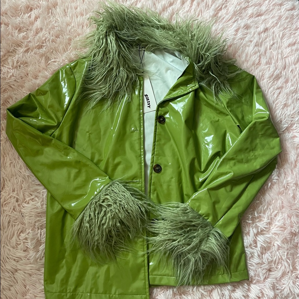 Super cute green leather jacket with feathers! 💚